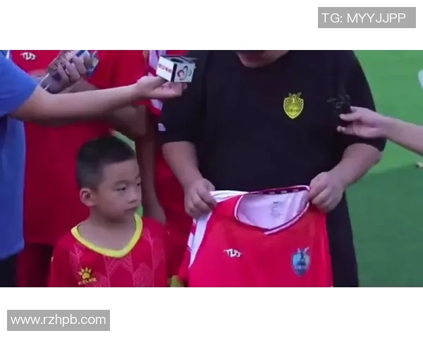 乔治与足球明星们的精彩合影展现了运动精神与友谊的完美结合